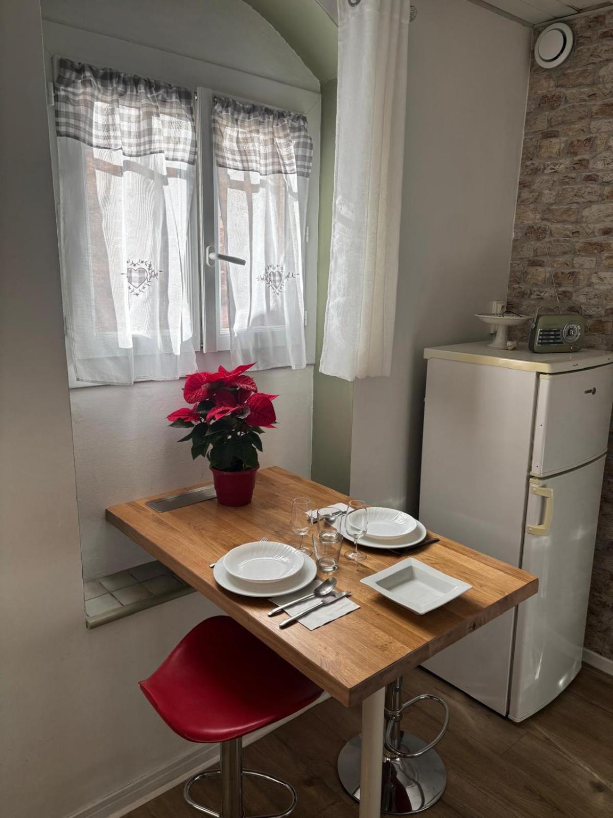 Appartement Central Des Terres Chaudes Proche Bord De Mer 멍똥 외부 사진